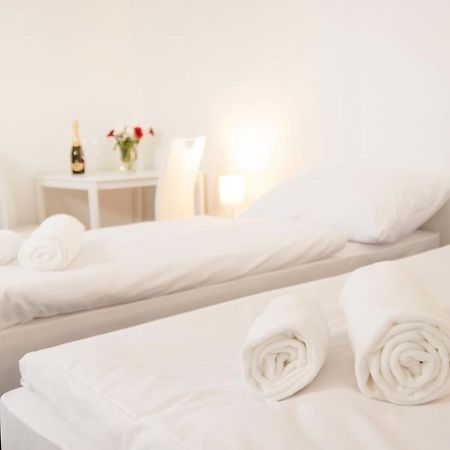 Hotel Blue Apartment Bratislava Buitenkant foto
