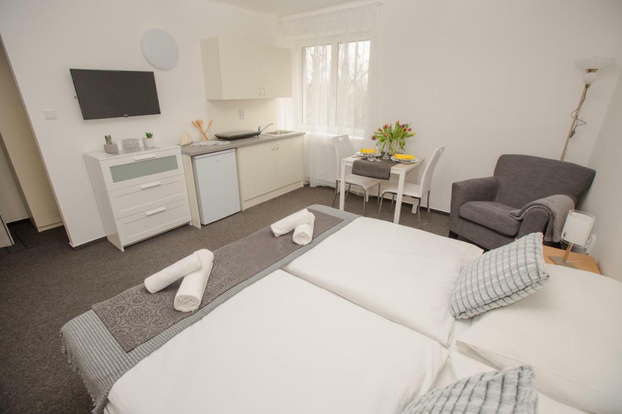 Hotel Blue Apartment Bratislava Buitenkant foto