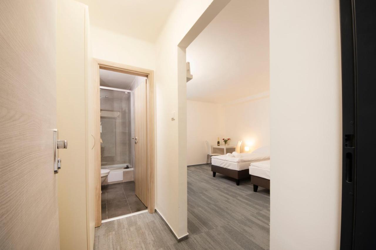 Hotel Blue Apartment Bratislava Buitenkant foto