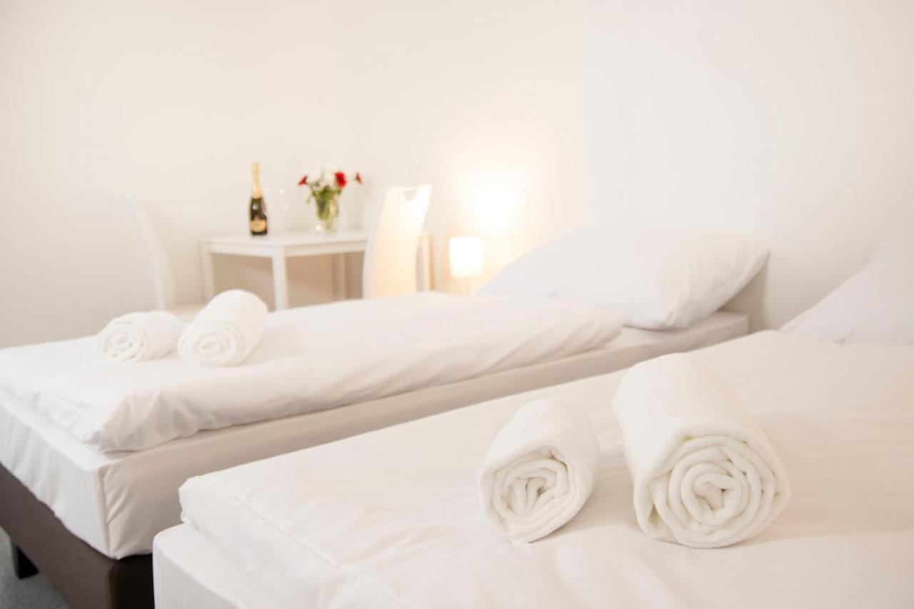 Hotel Blue Apartment Bratislava Buitenkant foto
